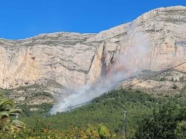 Incendio en la parte baja del Montgó