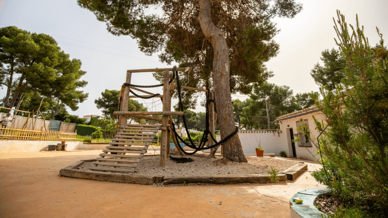 Instalaciones y zonas de juego al aire libre en la Escuela Waldorf de la Marina Alta