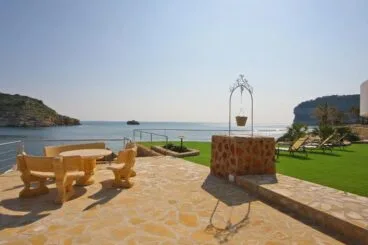 Jardín de Casa Alicia con vistas espectaculares en Quality Rent a Villa