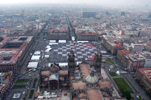 Imagen: La famosa Plaza del Zócalo de la ciudad de México en el día de la sesión simultánea de ajedrez