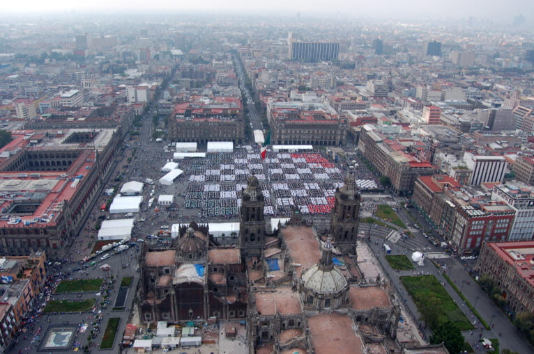 La famosa Plaza del Zócalo de la ciudad de México en el día de la sesión simultánea de ajedrez
