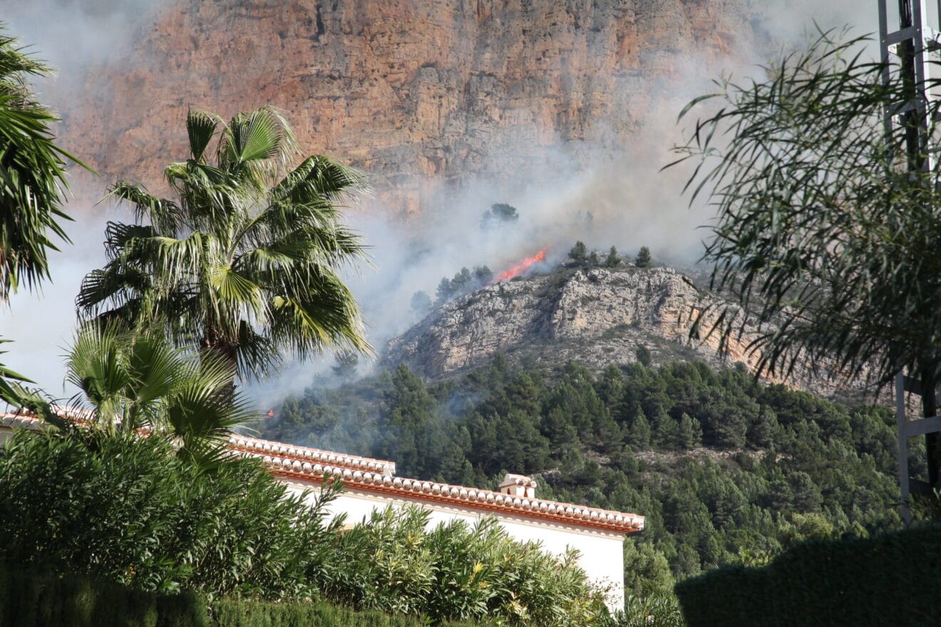Llamas del incendio del Montgó