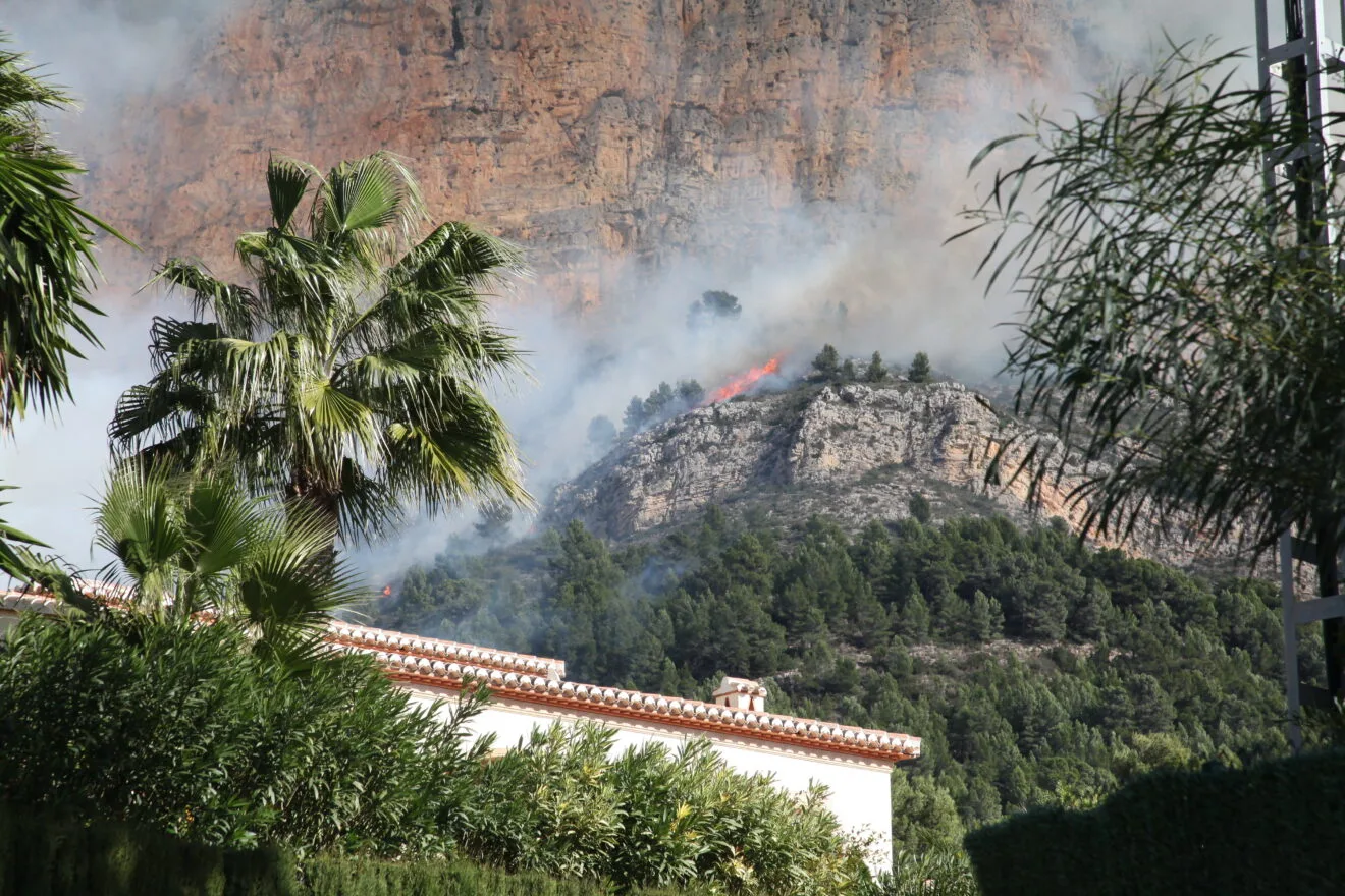Llamas del incendio del Montgó