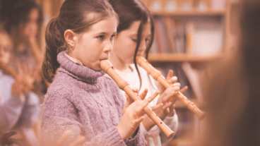 Materiales escolares de madera y elementos naturales en la pedagogía Waldorf