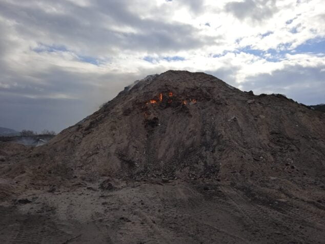 Imagen: Montaña de residuos aún con fuego
