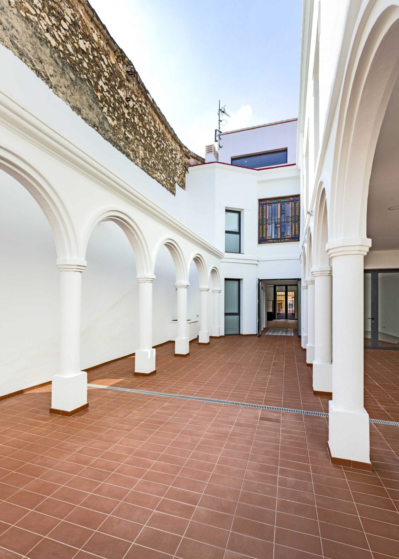 Patio central Edificio Banca Comes - QB arquitectos