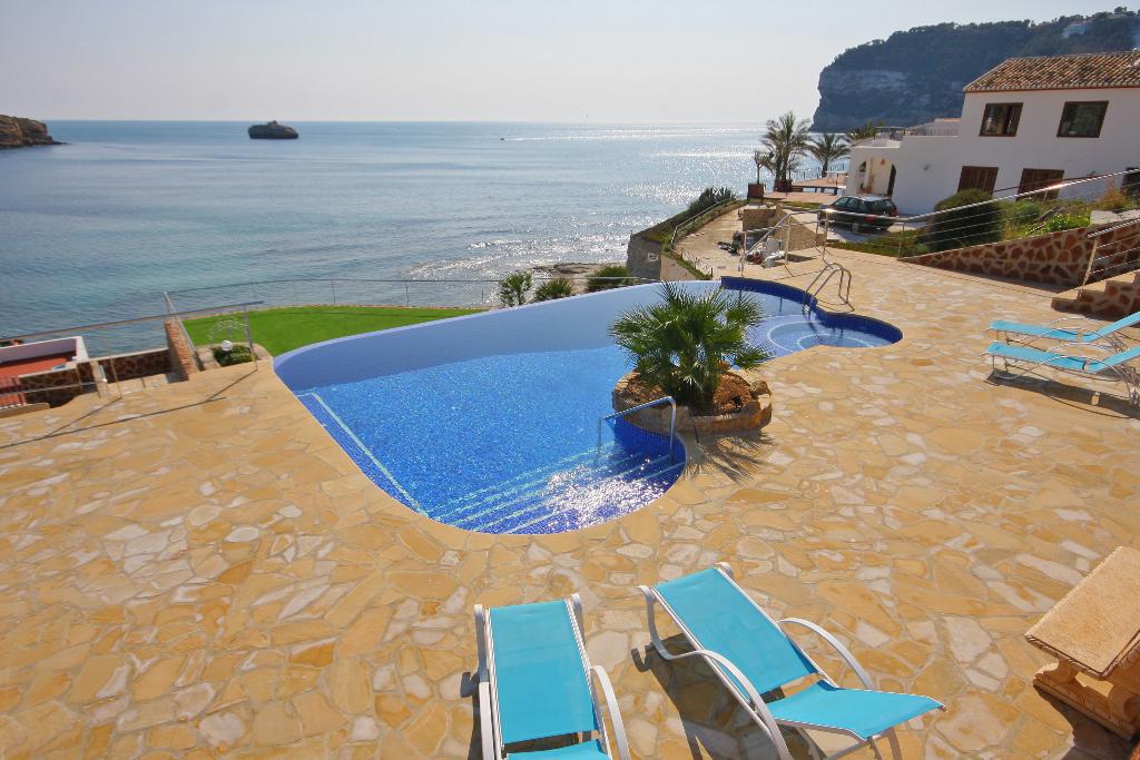 Piscina con vistas al mar en Quality Rent a Villa