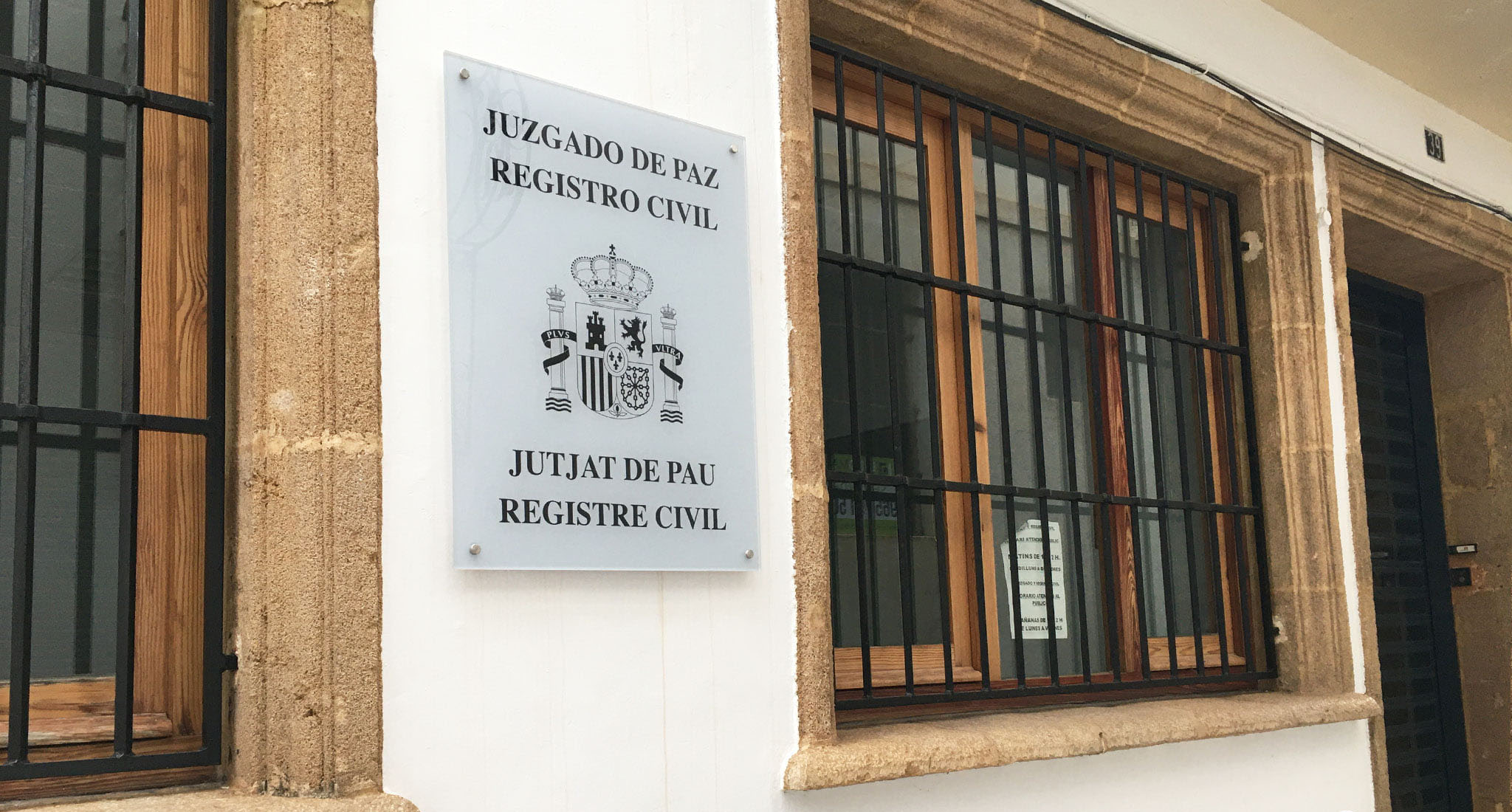 Placa en el edificio del Registro Civil de Jávea, compartido con el Juzgado de Paz