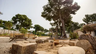 Rocódromo y zona deportiva infantil al aire libre en la Escuela Waldorf Xàbia