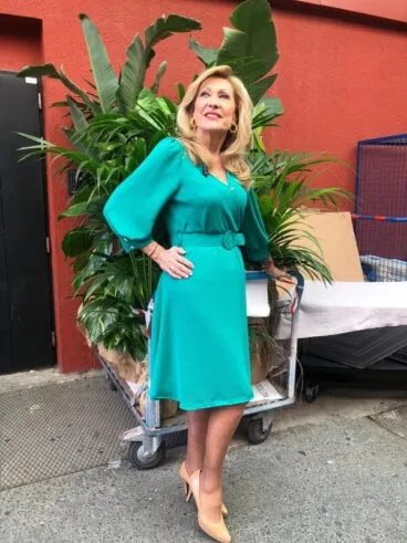 Rosa Benito por los platós de TeleCinco con un conjunto de KOKER