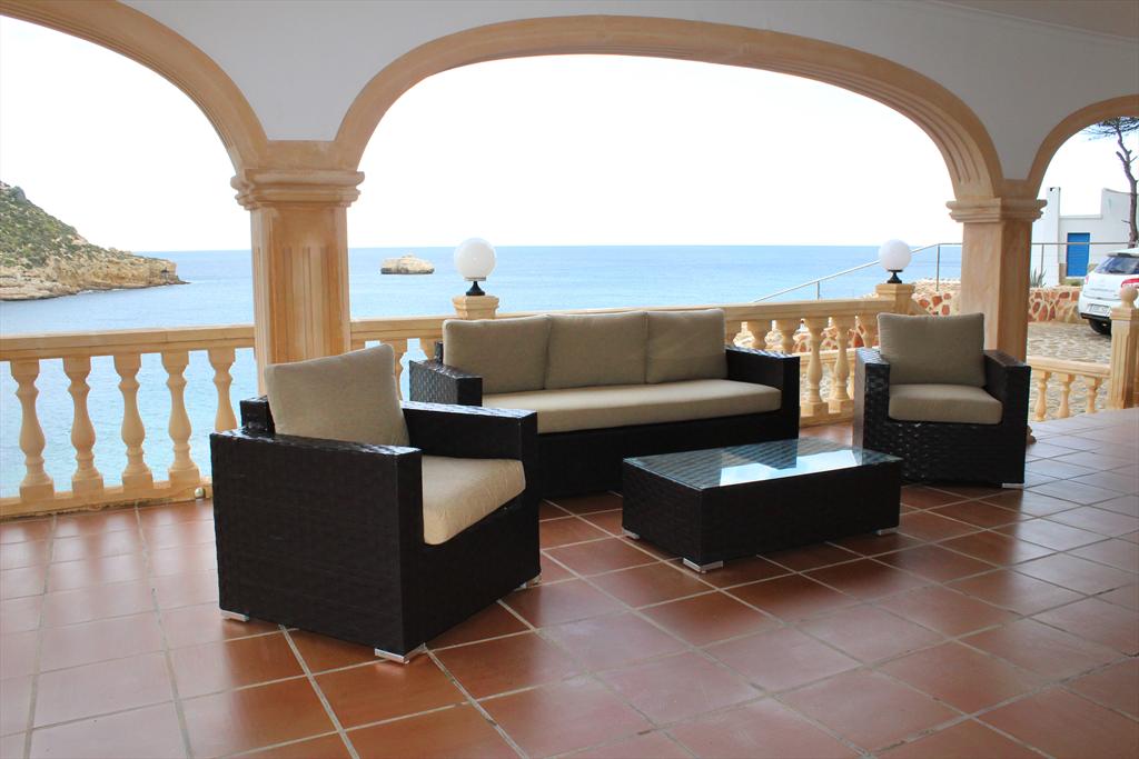 Terraza cubierta con vistas al mar en Quality Rent a Villa