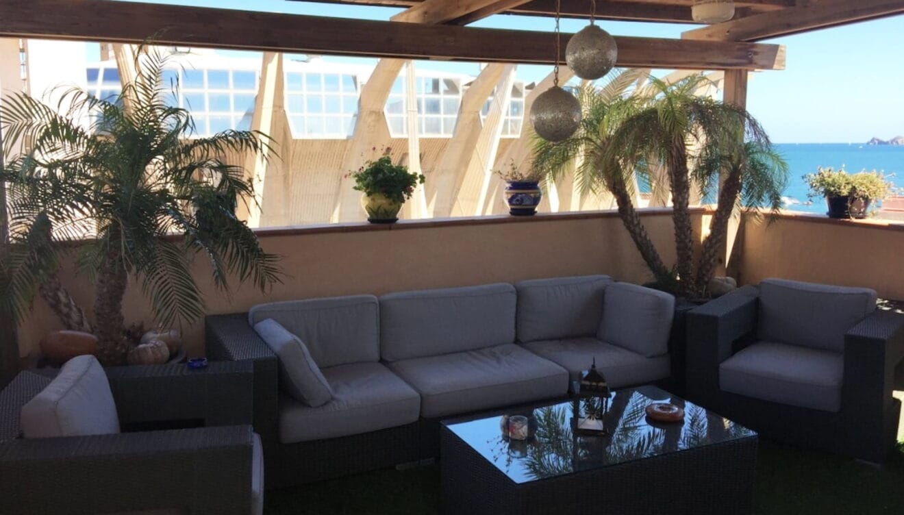 Terraza techada con chill out disponible en Terramar Costa Blanca