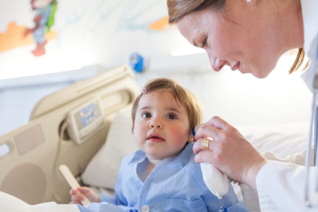 Imagen: Una niña en la unidad de pediatría