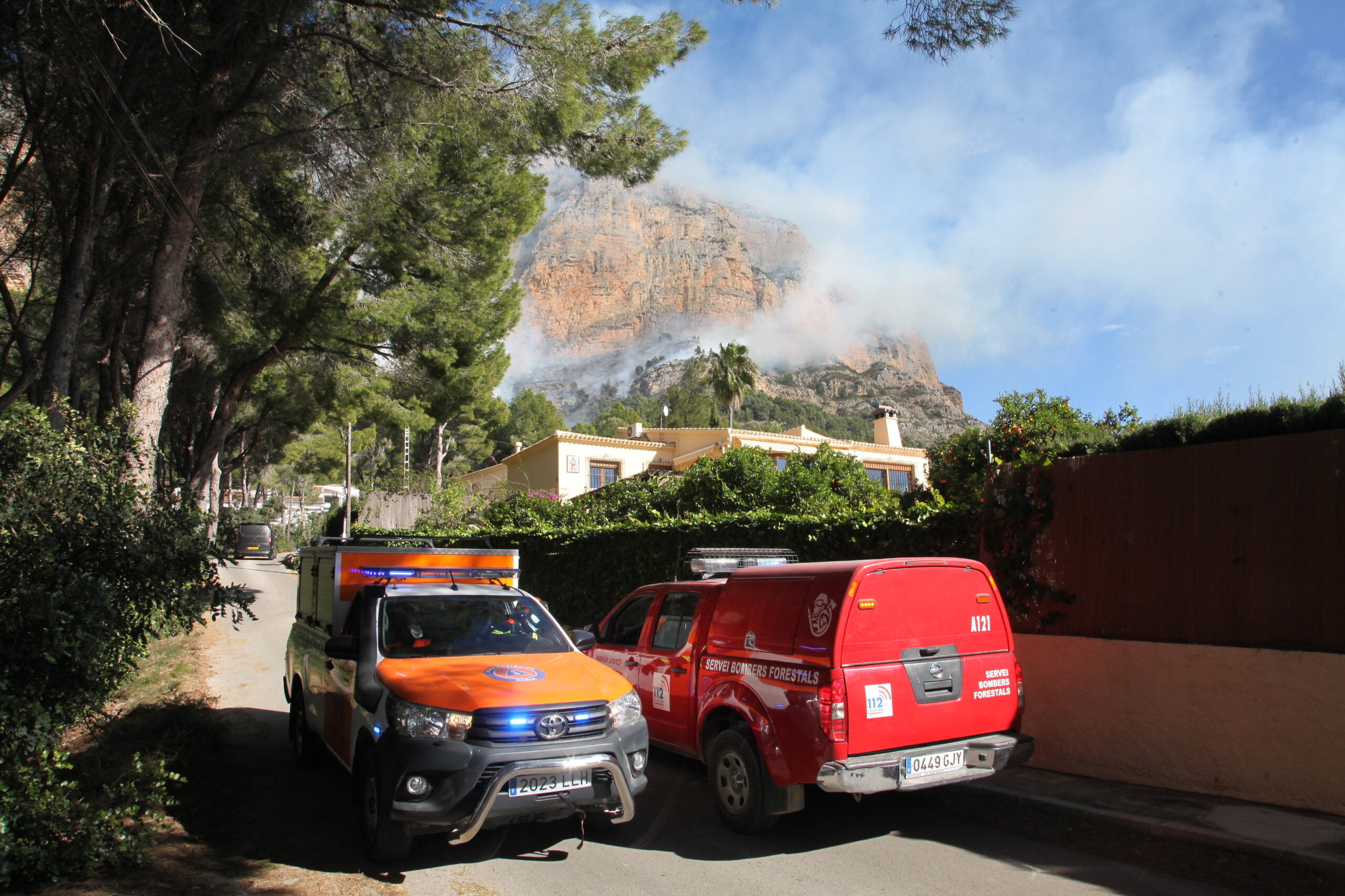 Vehículos de emergencias en el incendio del Montgó