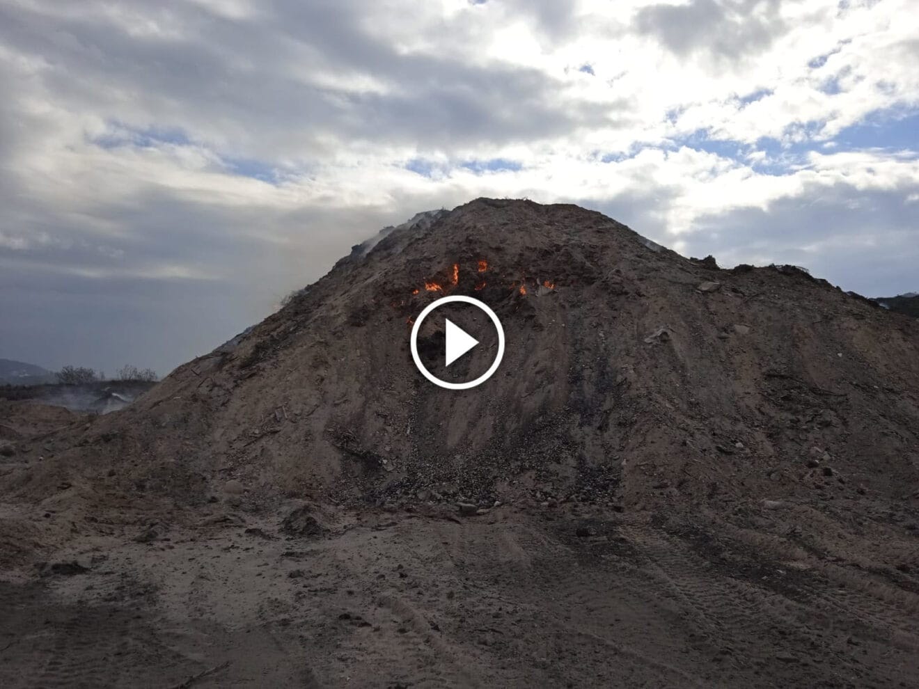 Video Montaña de residuos aún con fuego