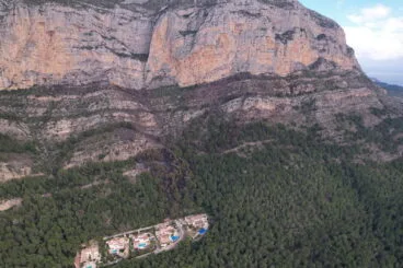 Vista aérea de la zona calcinada del Montgó