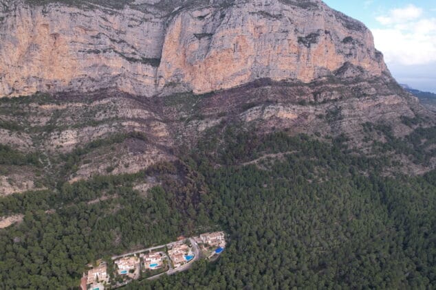 Imagen: Vista aérea de la zona calcinada del Montgó