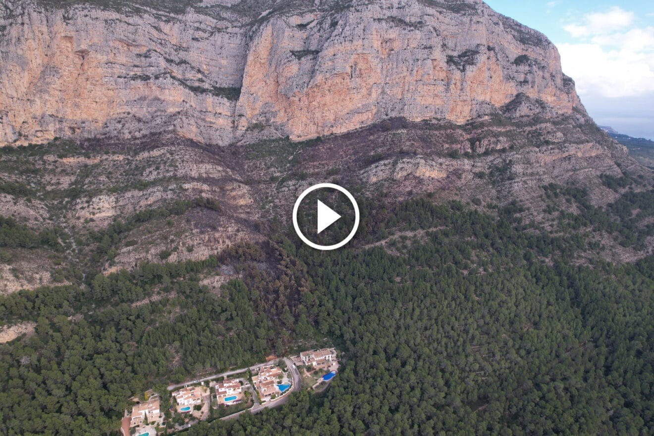 Vista aérea de la zona calcinada del Montgó FB
