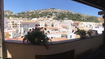 Vistas al mar y a la montaña desde esta casa de pueblo en Jávea con Terramar Costa Blanca
