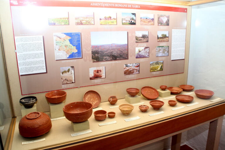 Vitrina del Museo Soler Blasco de Xàbia con piezas del asentamiento romano en la localidad