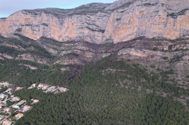 Imagen: Zona calcinada del Montgó desde el aire