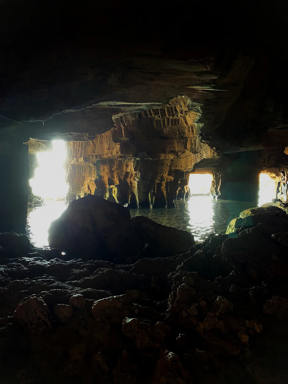 Contraluz del interior de la cueva Tallada