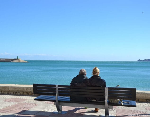 Imagen: Pareja frente al mar en la playa de la Grava