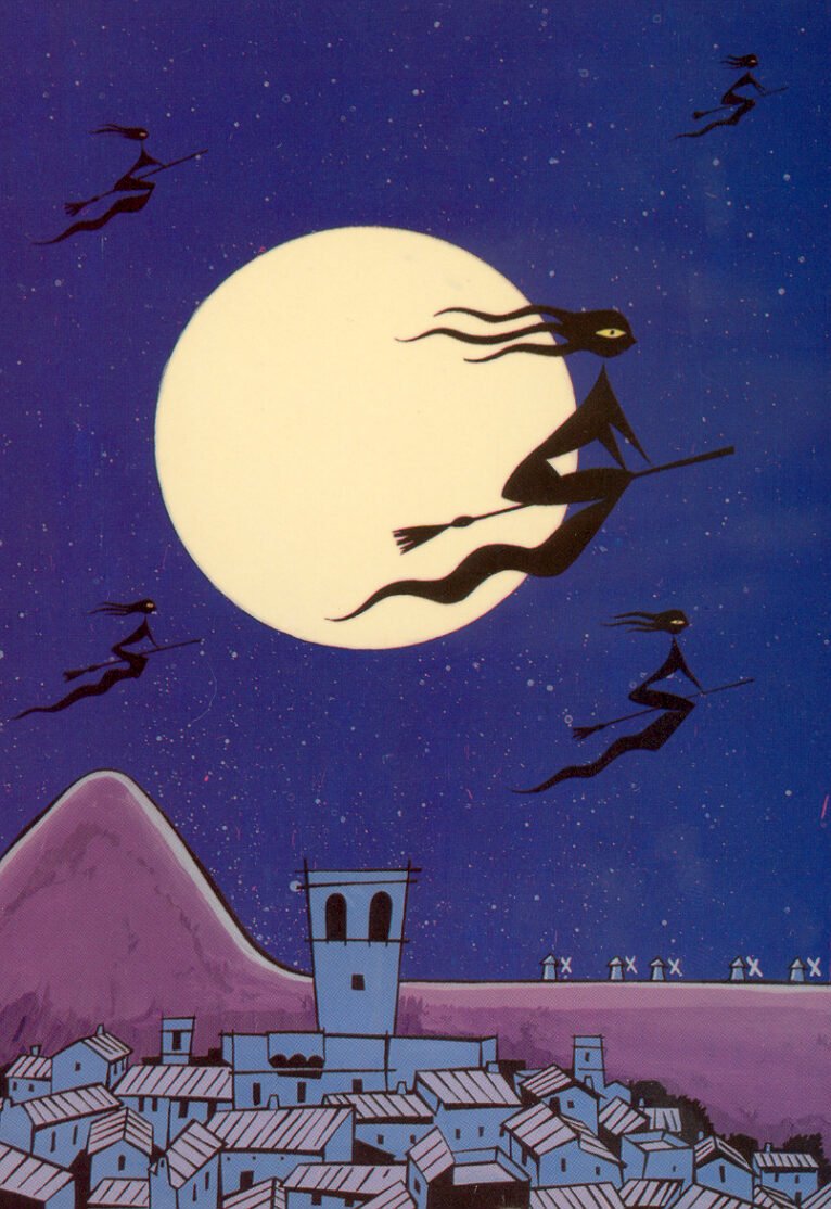 Al claro de luna, las brujas de la Plana vuelan sobre Xàbia. Foto AMX