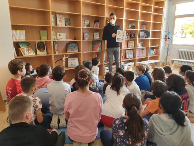 Imagen: Alumnos del CEIP Trenc d'Alba en la biblioteca del centro escolar