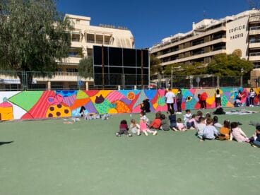 Alumnos y docentes trabajan en la confección del mural
