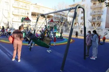 Los niños disfrutan en el nuevo parque