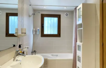 Baño con bañera de la villa en venta con Vicens Ash Properties