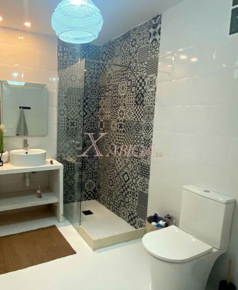 Baño con ducha con azulejo vinílico en gris  - Xabiga Inmobiliaria