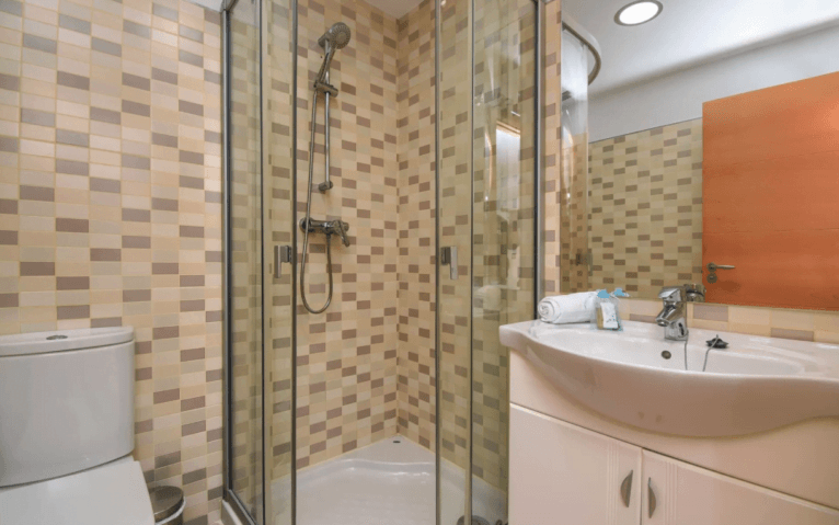 Baño con ducha del apartamento disponible con con Aguila Rent a Villa