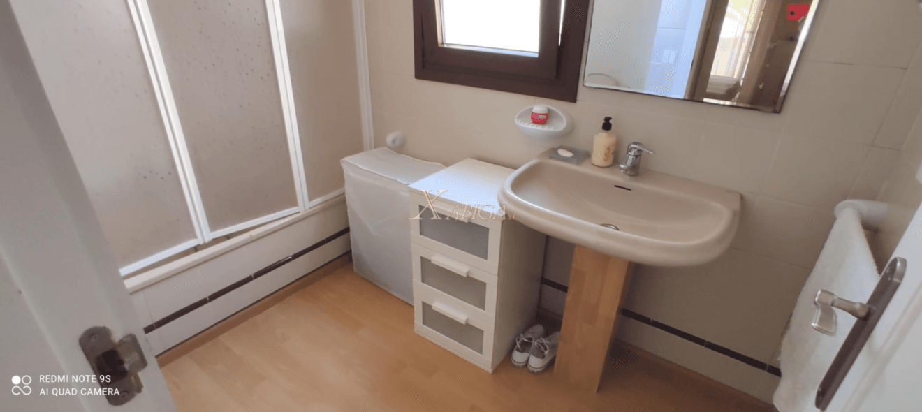 Baño con ducha del apartamento disponible con Xabiga Inmobiliaria