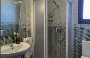 Baño con ducha en la villa disponible con Vicens Ash Properties