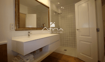 Baño con plato de ducha de la villa de lujo disponible con Atina Inmobiliaria