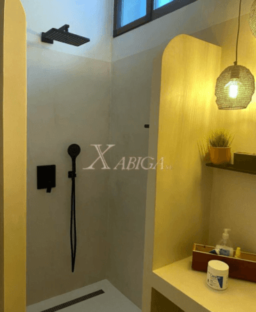 Baño de diseño con ducha en esta casa disponible con Xabiga Inmobiliaria