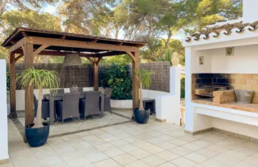 Barbacoa y comedor exterior de la villa disponible con Vicens Ash Properties