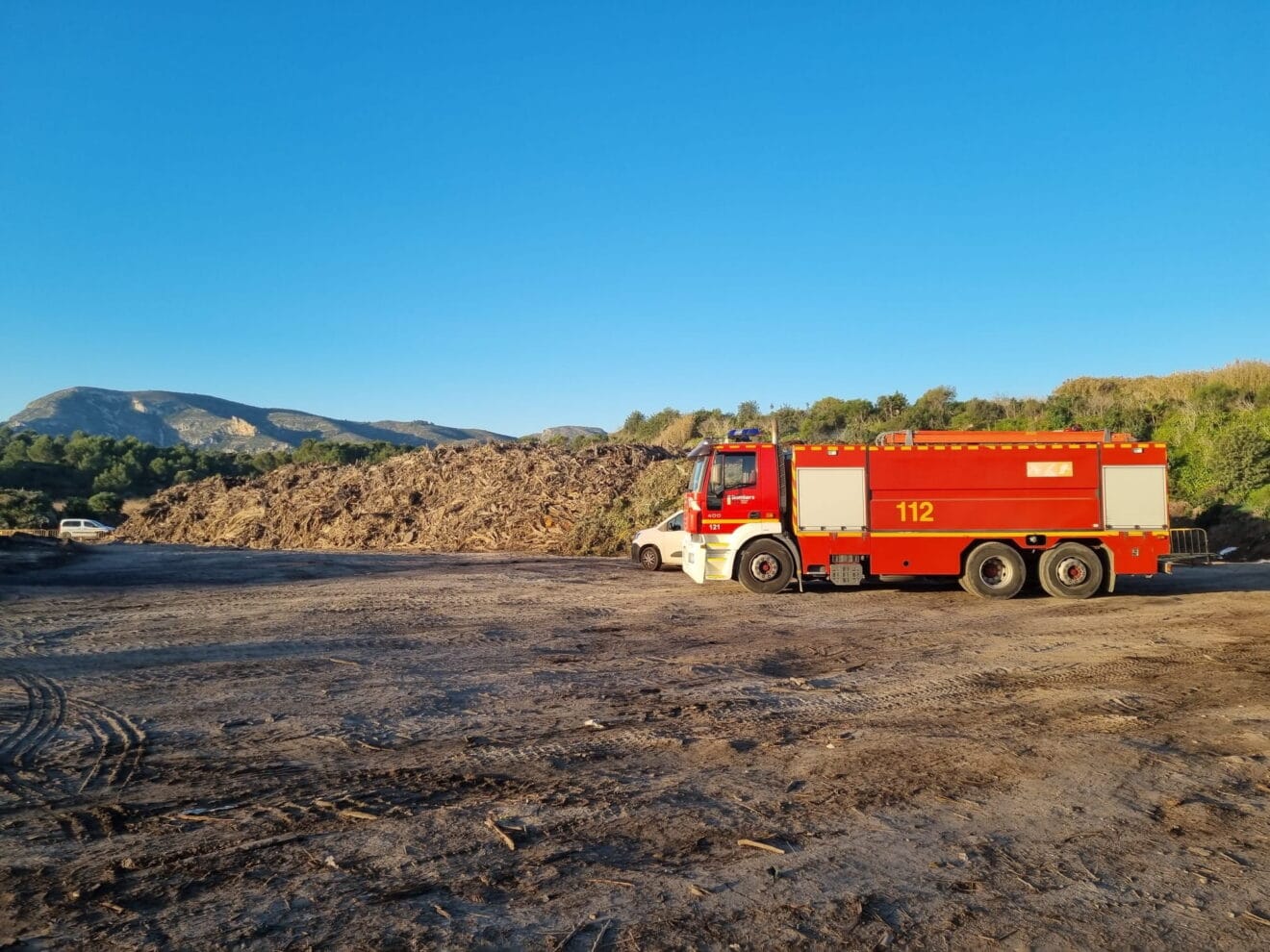 Bomberos trabaja y supervisa la extinción del incendio de Ramblars
