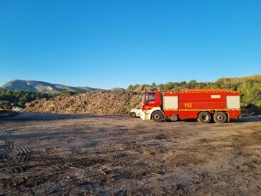Bomberos trabaja y supervisa la extinción del incendio de Ramblars