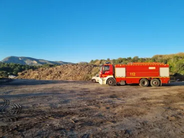 Bomberos trabaja y supervisa la extinción del incendio de Ramblars