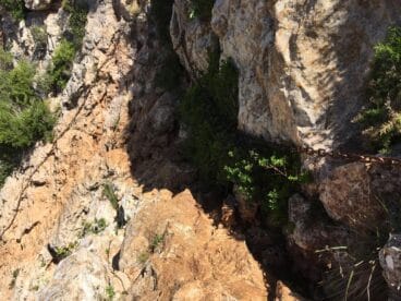 Cadenas instaladas en el acantilado para el acceso