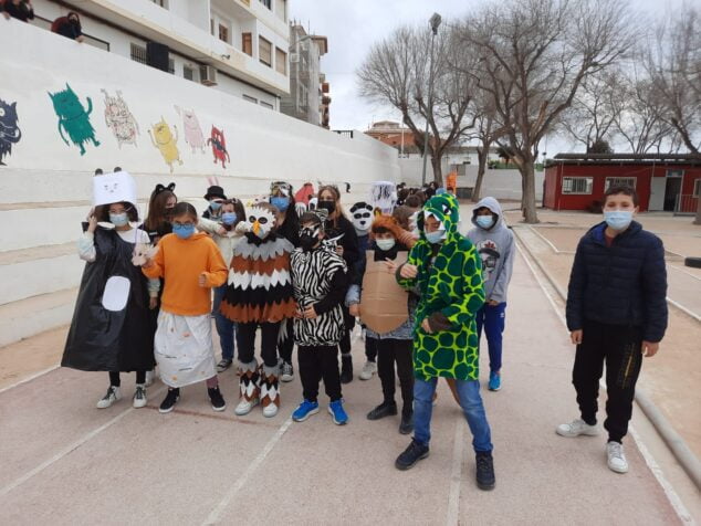 Imagen: Grupo de alumnos disfrazados en el Carnaval 2022 del CEIP Graüll