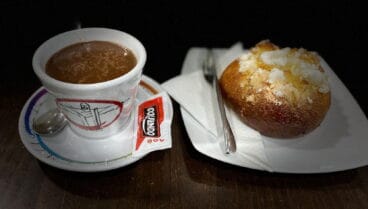 Chocolate caliente y mona de pascua en Cafetería L’Encant