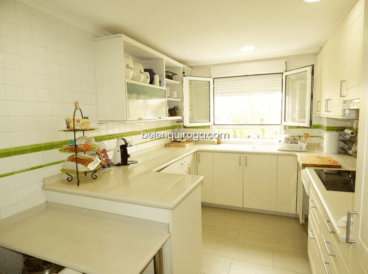 Cocina completamente equipada y reformada del apartamento de Belén Quiroga