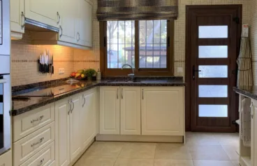 Cocina rústica de la villa disponible con Vicens Ash Properties