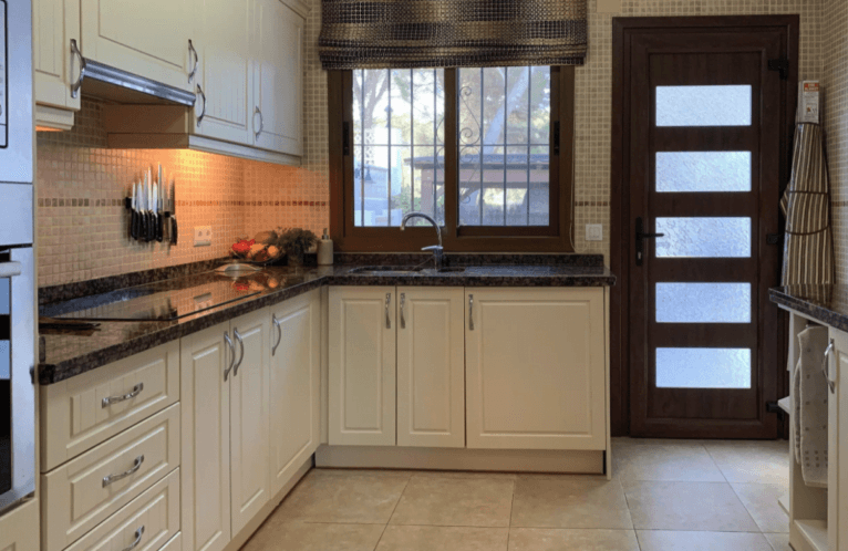 Cocina rústica de la villa disponible con Vicens Ash Properties