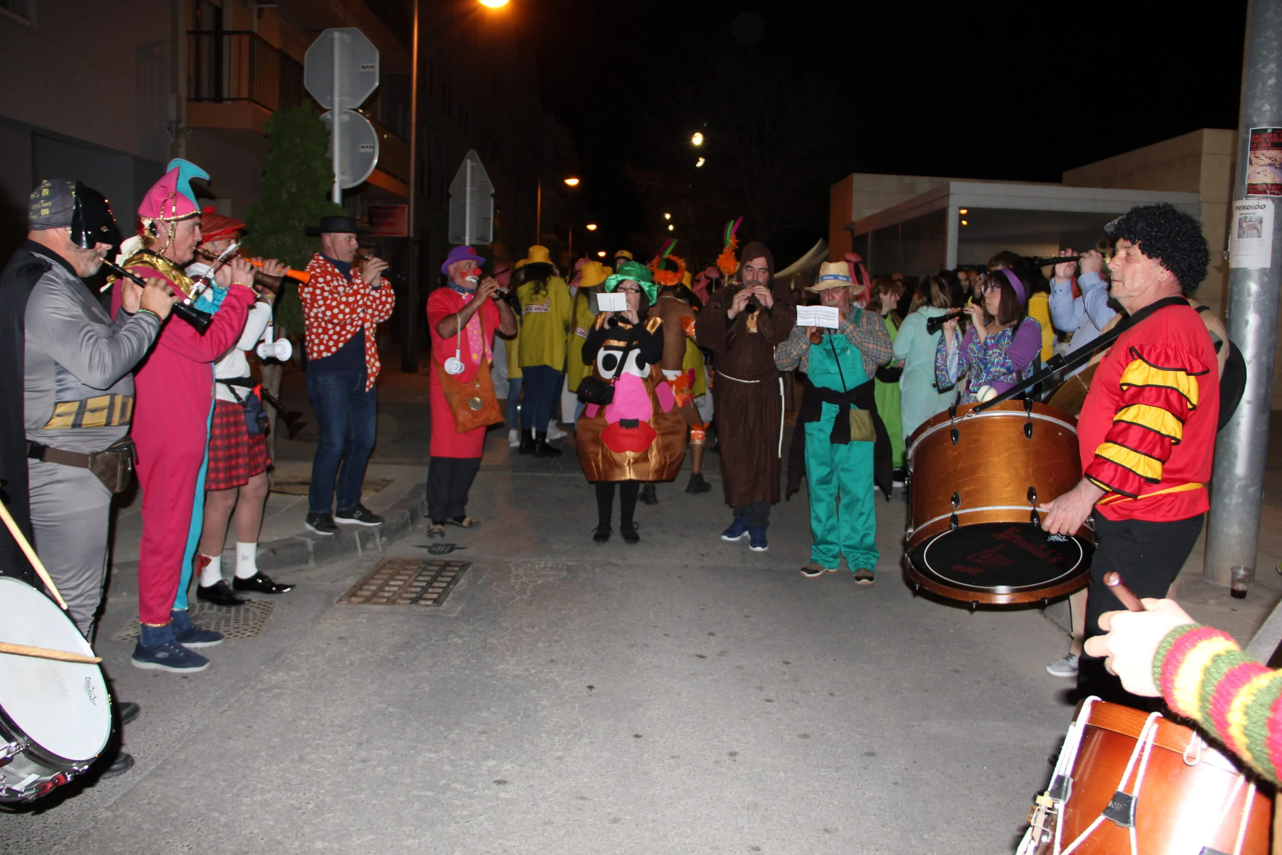 Colla de tambors i dolçaines ambientando el desfile de Carnaval Xàbia 2022