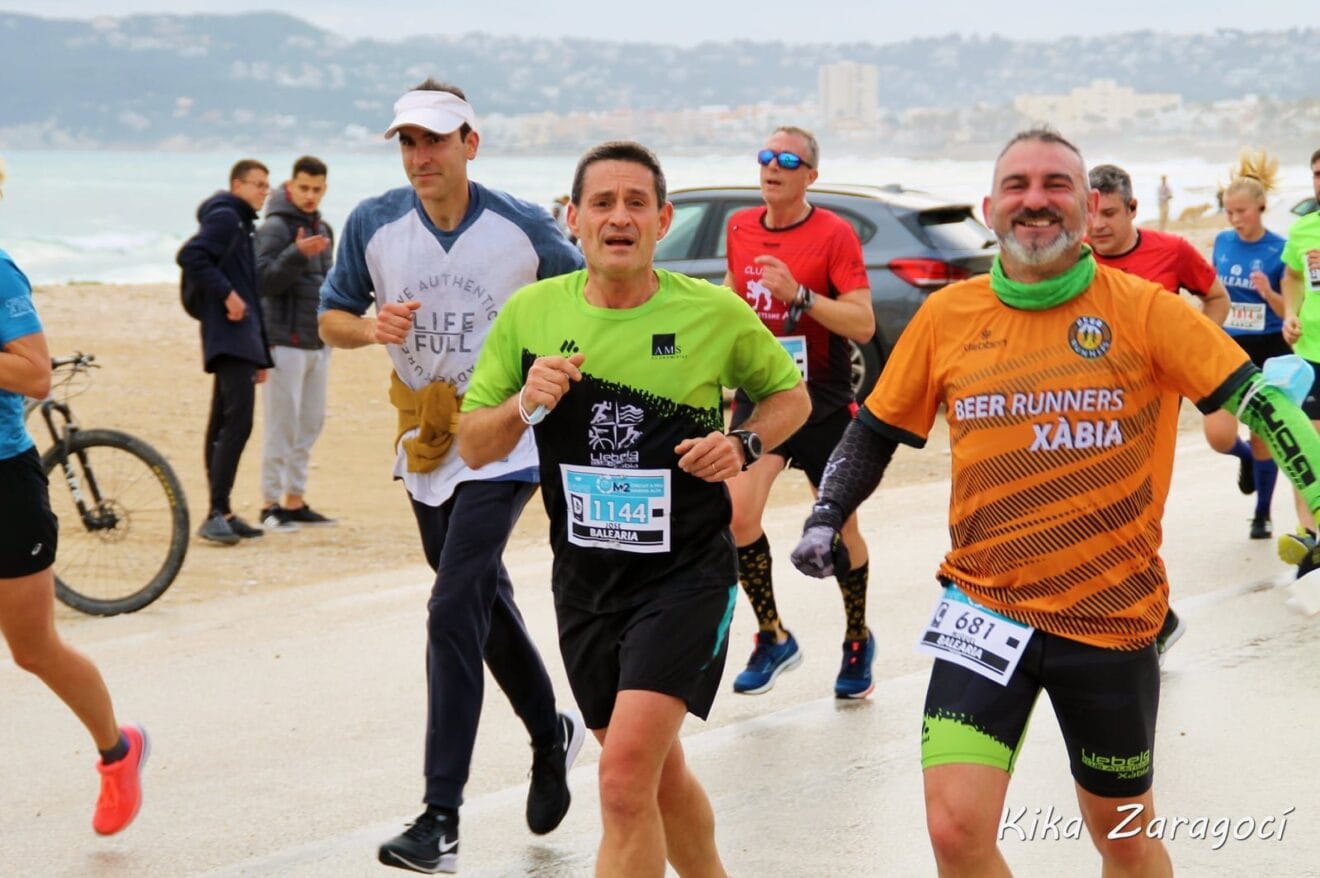 Corredores en el último km de la Volta